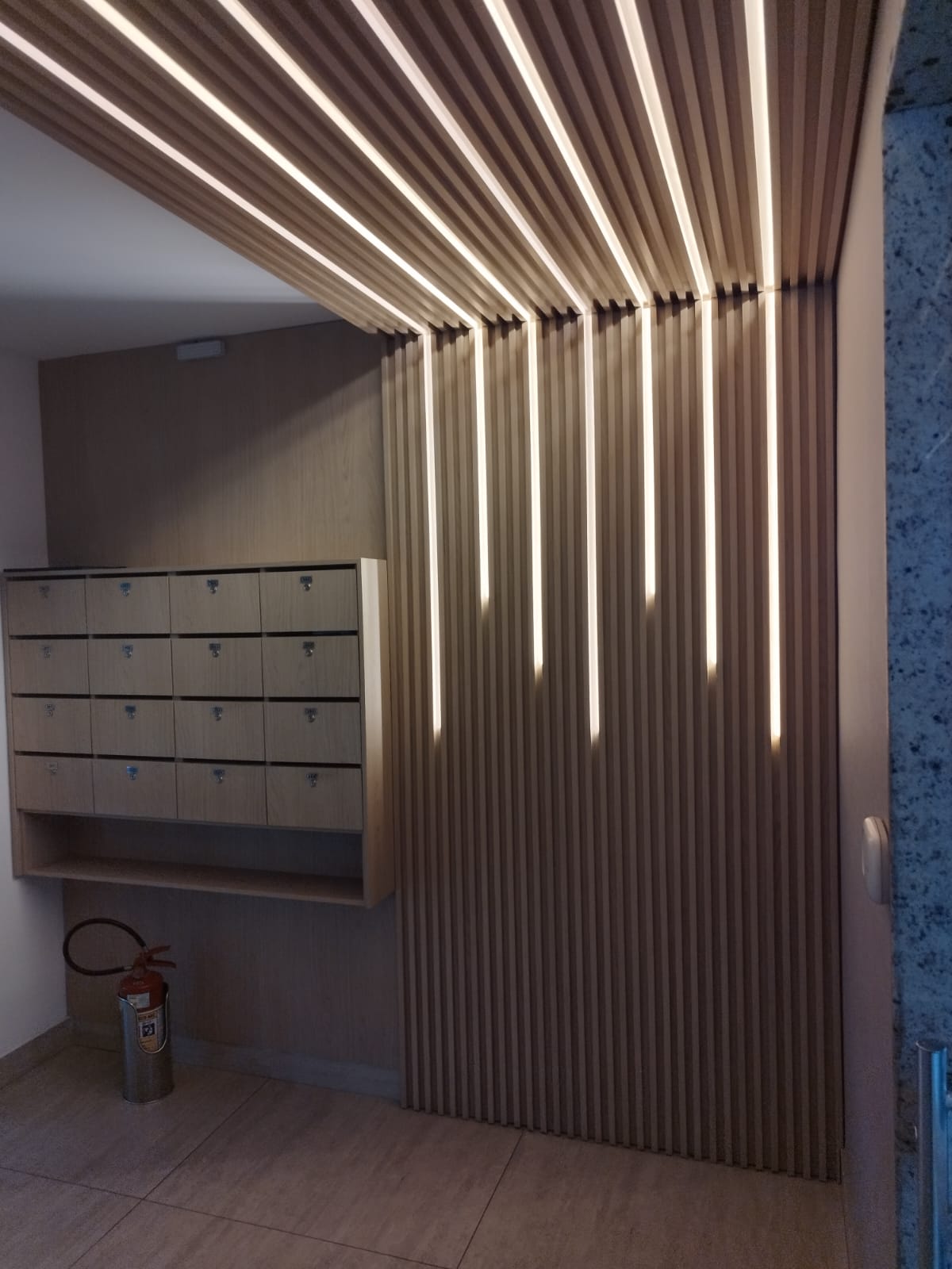 Hall ripado iluminado
